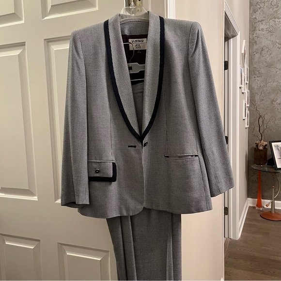 Two piece suit, very practical, beautiful design, famous brand. - Picture 1 of 11